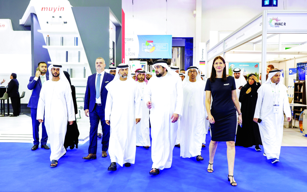 "أحمد بن محمد خلال جولة في معرض الخمسة الكبار بحضور سهيل المزروعي وداوود الهاجري | تصوير : خليفة عيسي"