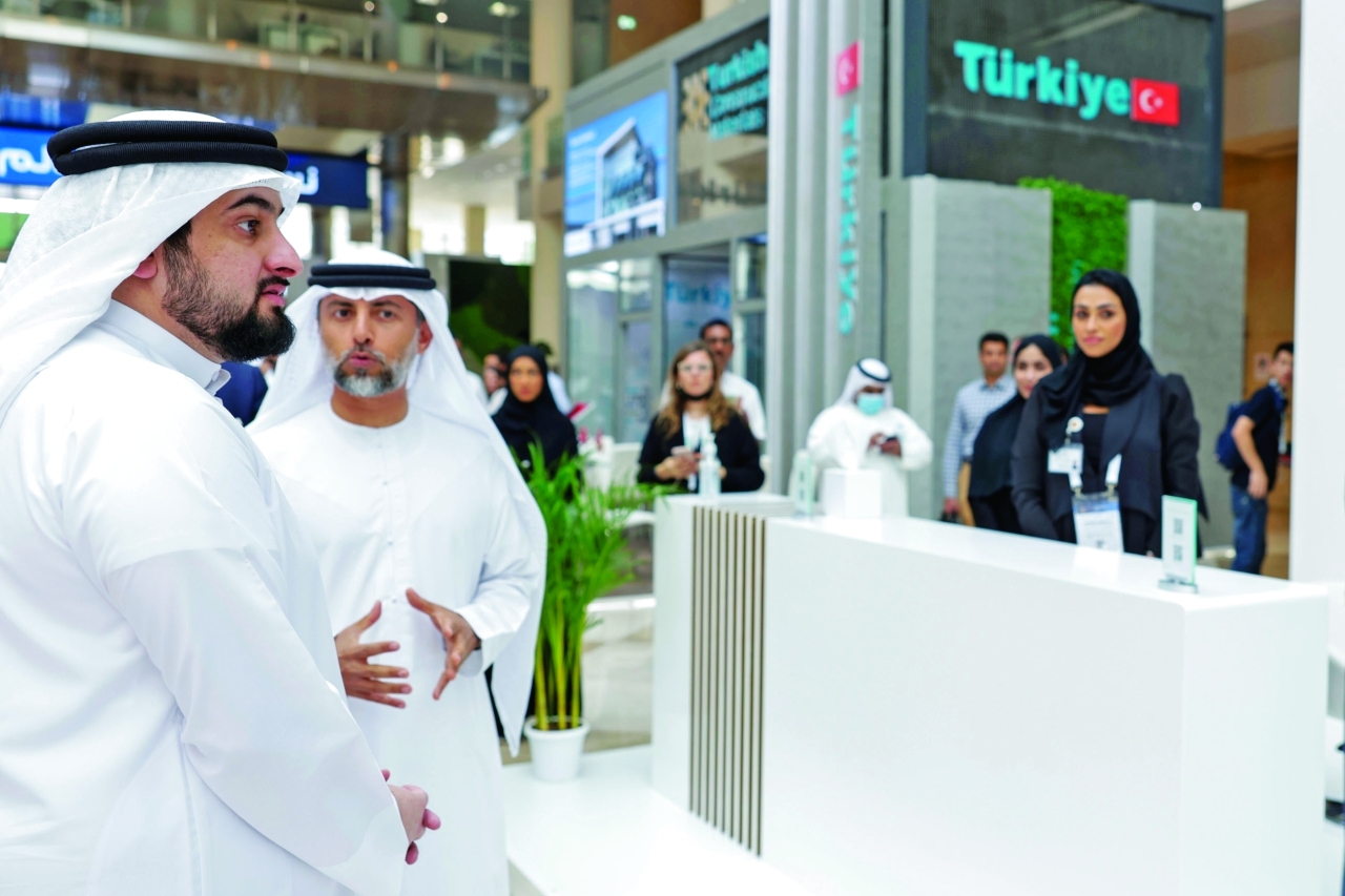 ".. ويتفقد أحد الأجنحة في المعرض بحضور سهيل المزروعي"