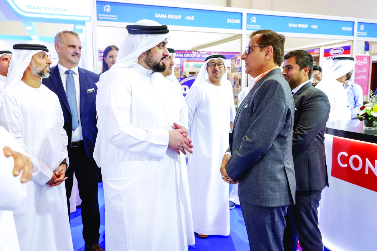 "سموه يستمع إلى شرح من الرئيس التنفيذي لشركة «كوناريس » بحضور سهيل المزروعي وهلال المري وداوود الهاجري"