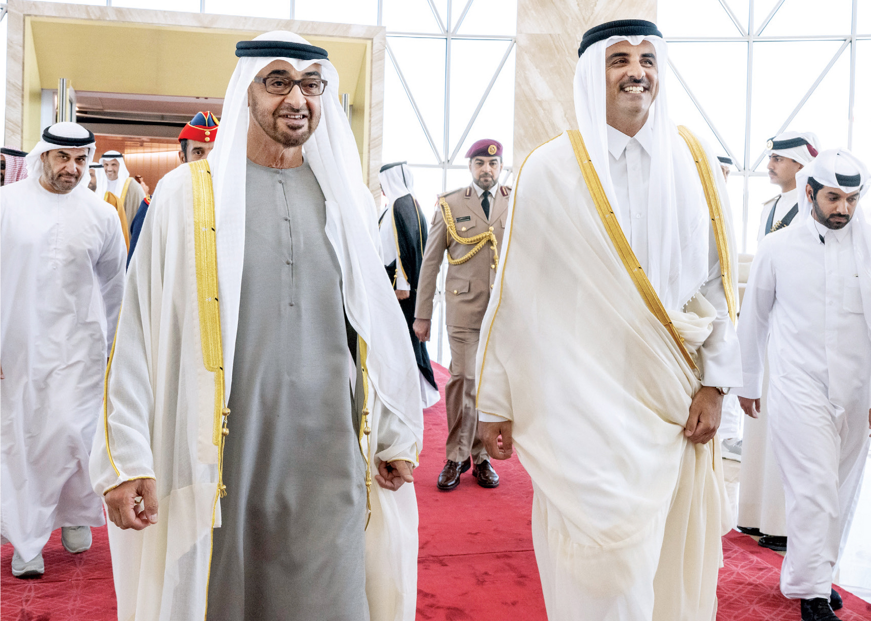 "محمد بن زايد وتميم بن حمد خلال اللقاء | تصوير: محمد الحمادي"