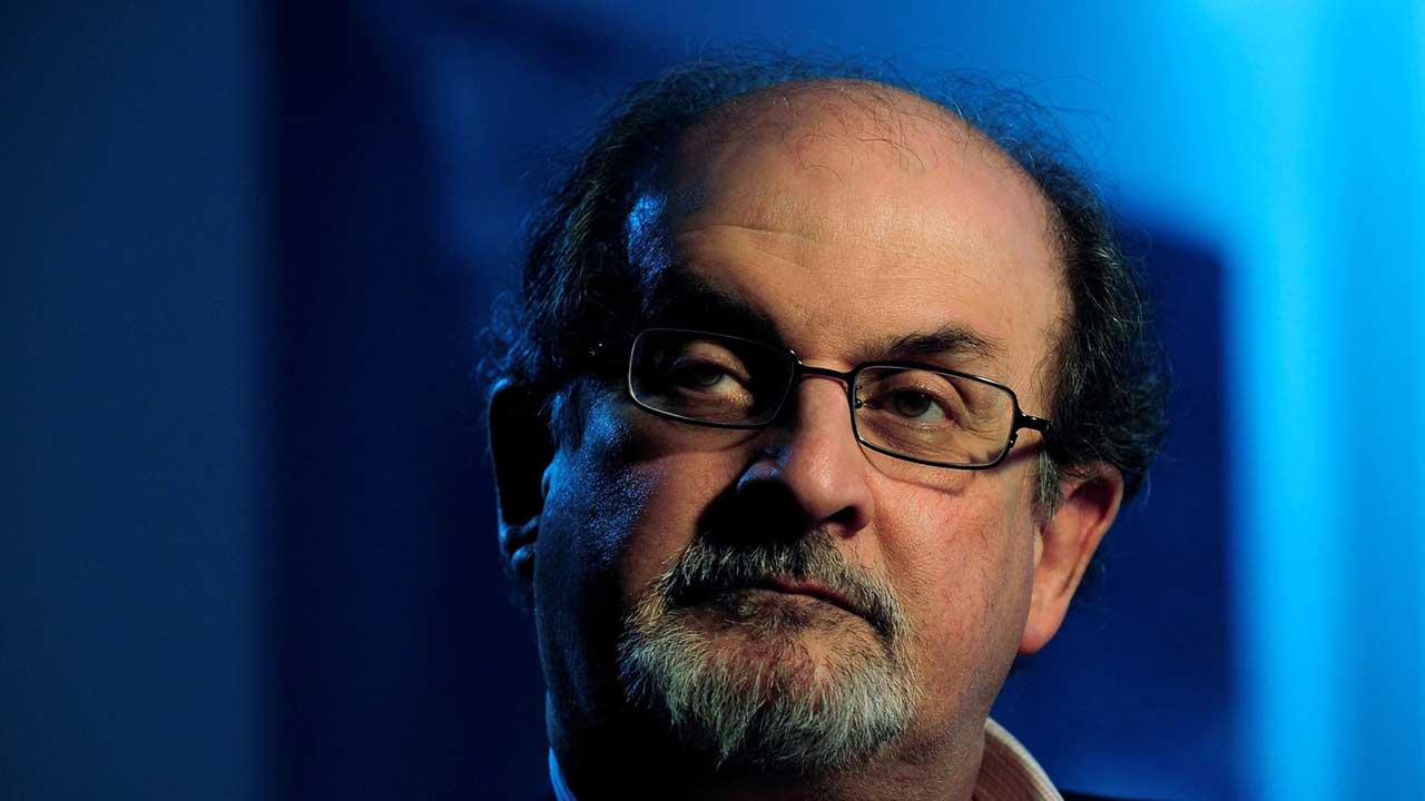 بعد الهجوم عليه.. سلمان رشدي يكشف مقتطفات من كتابه الجديد