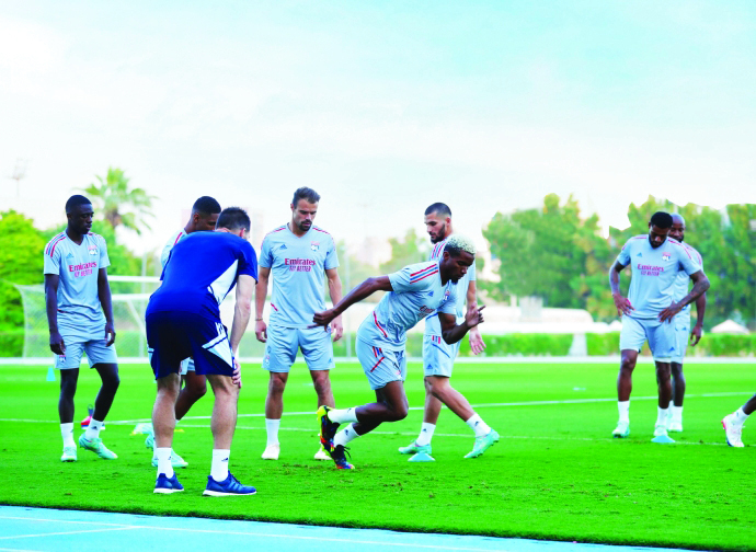 "من تدريبات أولمبيك ليون في ملعب نادي ضباط شرطة دبي | تصوير: عاطف الغمري"