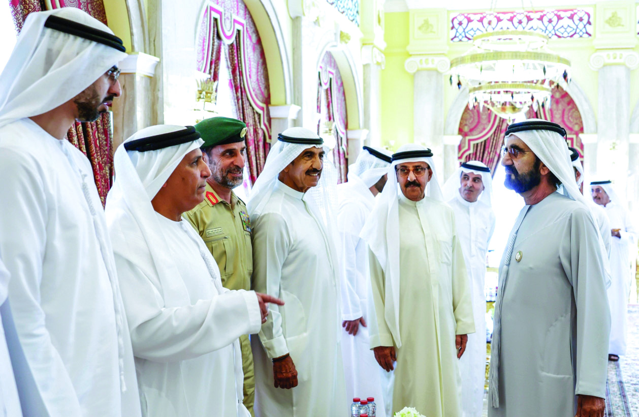 "محمد بن راشد خلال اللقاء بحضور عمر العلماء وعبد الله المري ومطر الطاير وسعيد الكندي وعبد العزيز الغرير ومحيي الدين بن هندي"