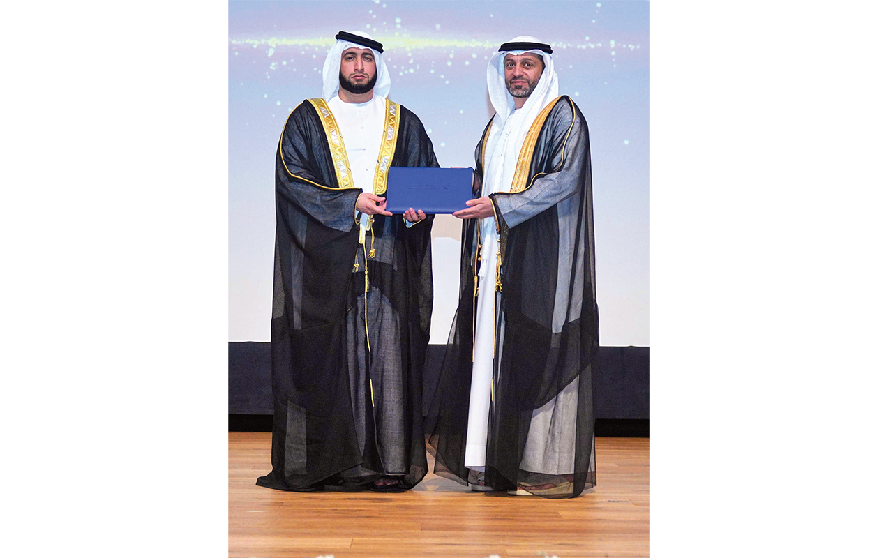 "راشد بن حمدان بن راشد وعبد الله آل علي أثناء التكريم"