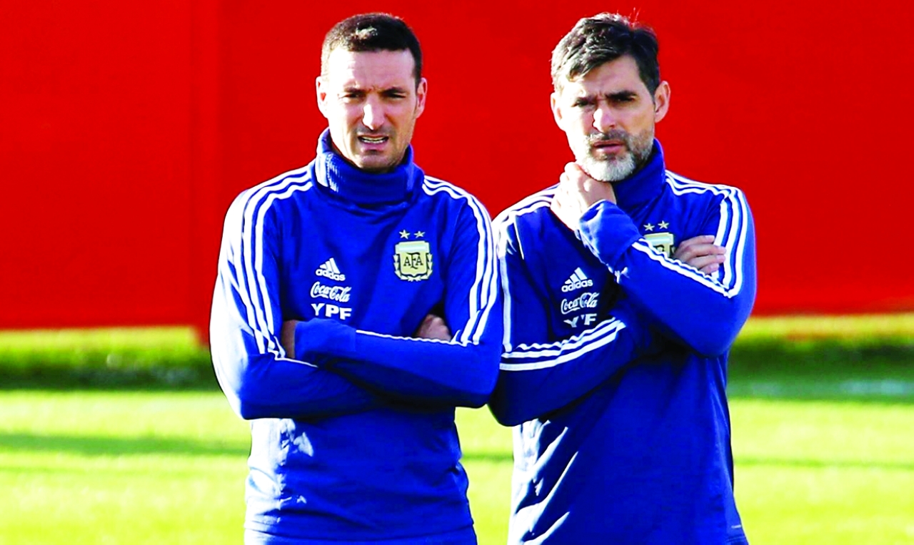 "صامويل مساعد سكالوني في تدريب الأرجنتين | أ.ف.ب\r\n\r\n\r\n\r\nالتونسي علي بو منيجل خطف الأضواء من القادري | أ.ف.ب"