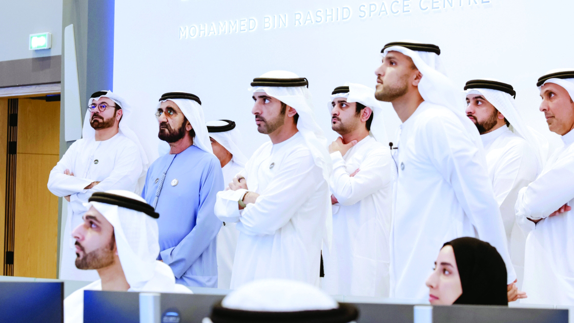 "محمد بن راشد متابعاً إطلاق المستكشف بحضور حمدان ومكتوم وأحمد بن محمد ومحمد القرقاوي وطلال بالهول"