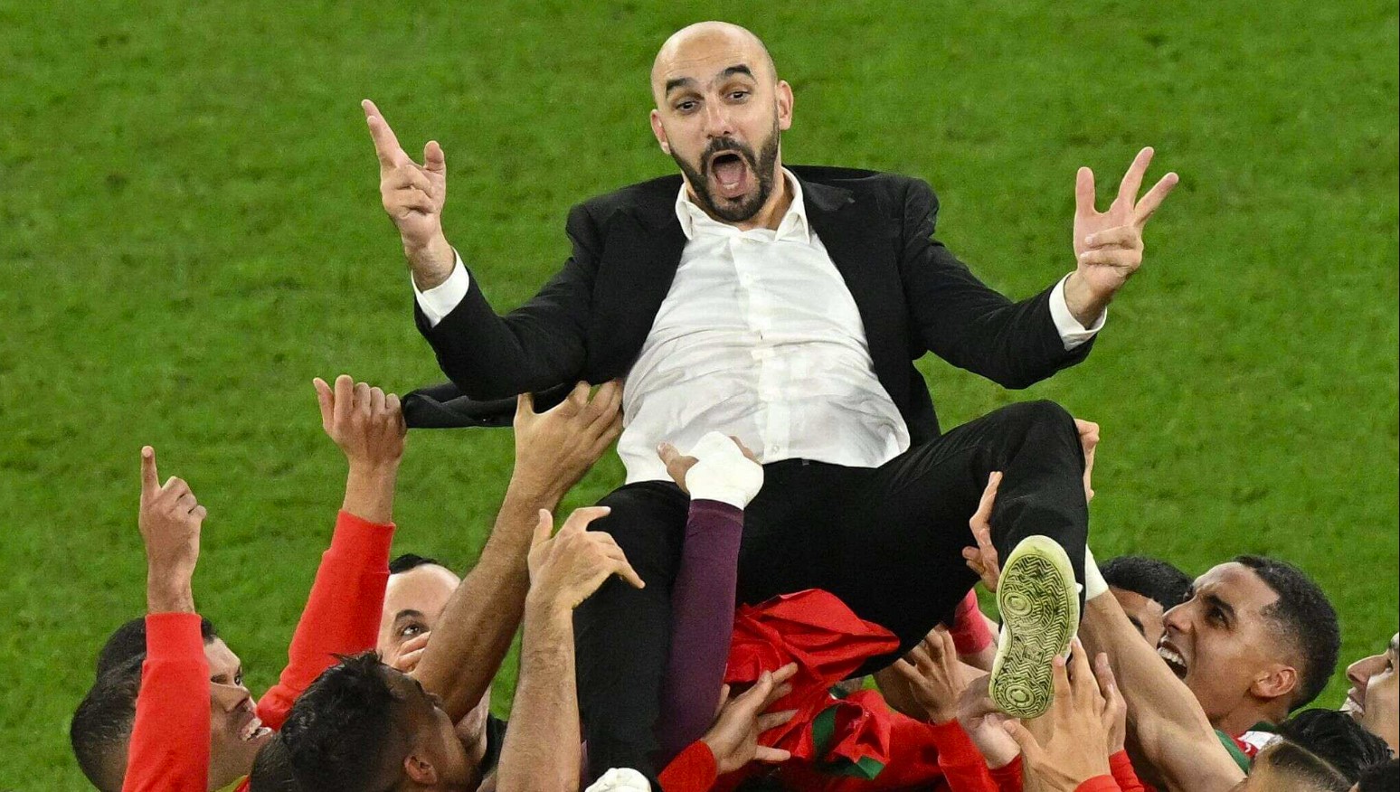الروح الأسرية وإتقان أربع لغات.. نجم المغرب السابق يكشف سر نجاح الركراكي
