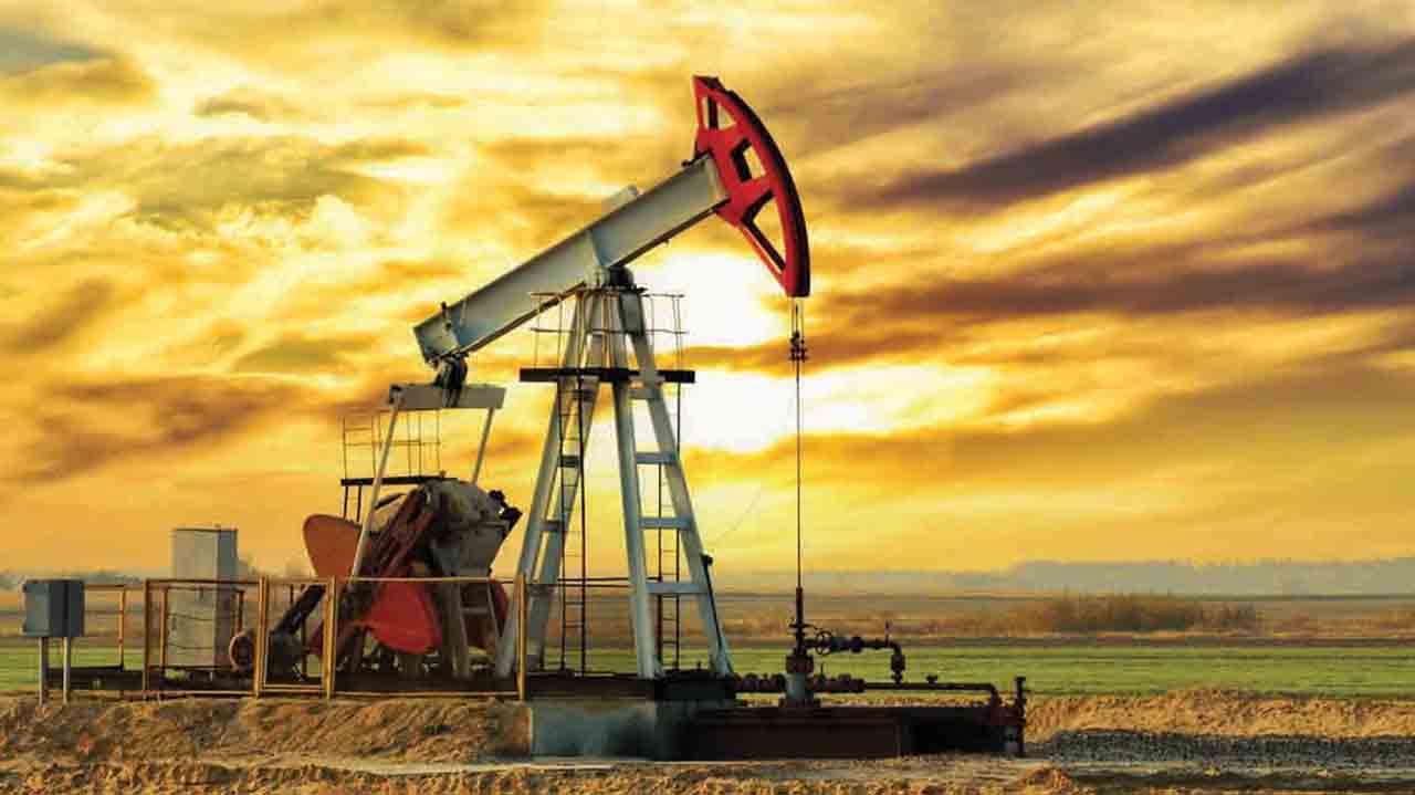النفط يواصل مكاسبه مع تعطل الإمدادات