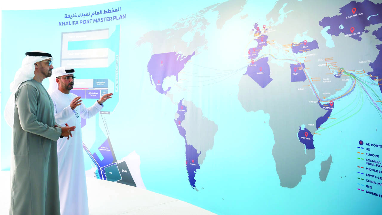 "محمد بن زايد مستمعاً إلى شرح من محمد الشامسي حول المخطط العام لميناء خليفة والخطوط الملاحية التي تربطه بمختلف موانئ العالم"