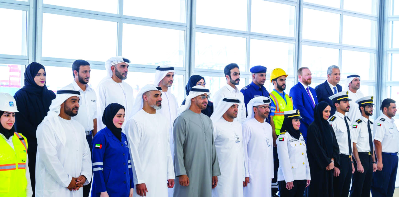 "محمد بن زايد يتوسط فريق «موانئ أبوظبي» بحضور خالد بن محمد بن زايد وفلاح الأحبابي ومحمد الشامسي | تصوير: حمد الكعبي وراشد المنصوري"