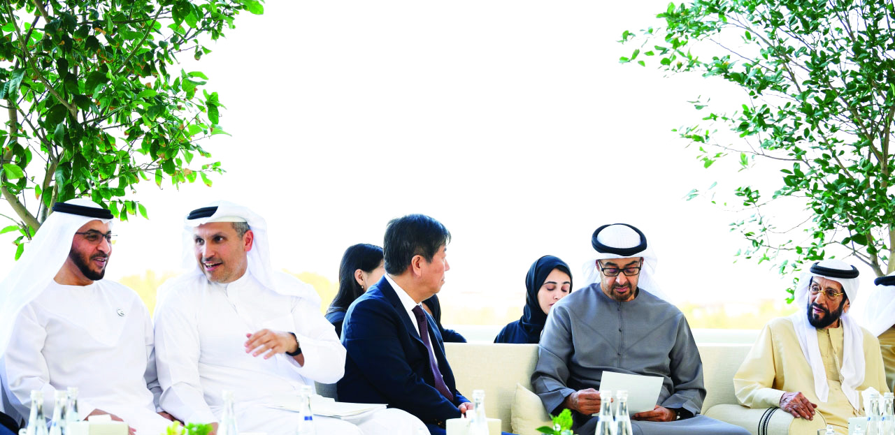 "رئيس الدولة يطلع على الرسالة بحضور حمدان بن زايد وطحنون بن محمد وكيم دي كاي وخلدون المبارك"