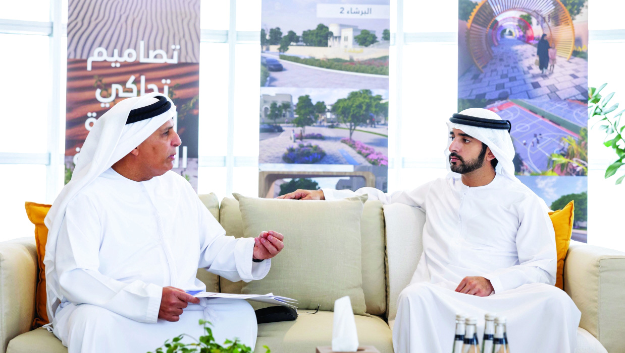 "حمدان بن محمد يستمع لشرح من مطر الطاير حول مستجدات خطة تطوير الأحياء النموذجية"