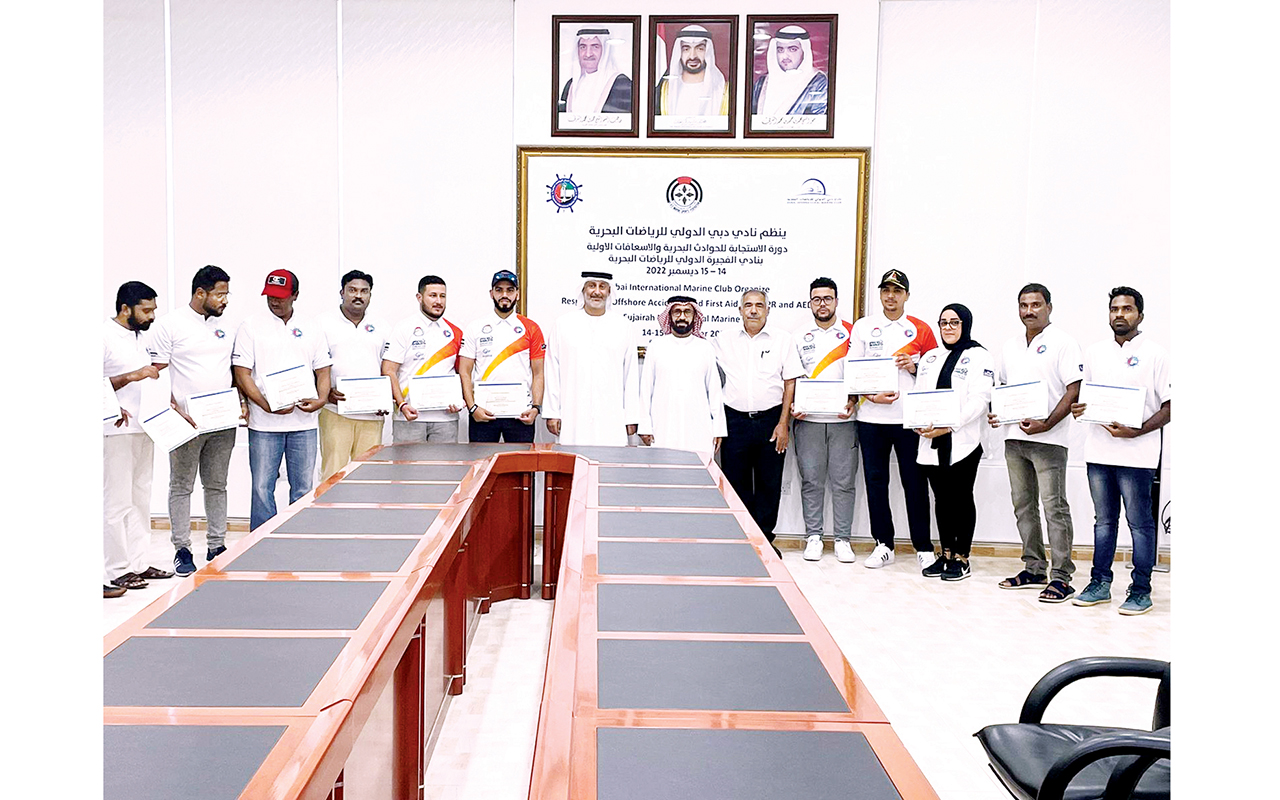 "محمد حارب وإبراهيم البلوشي مع المشاركين في الدورة | البيان"