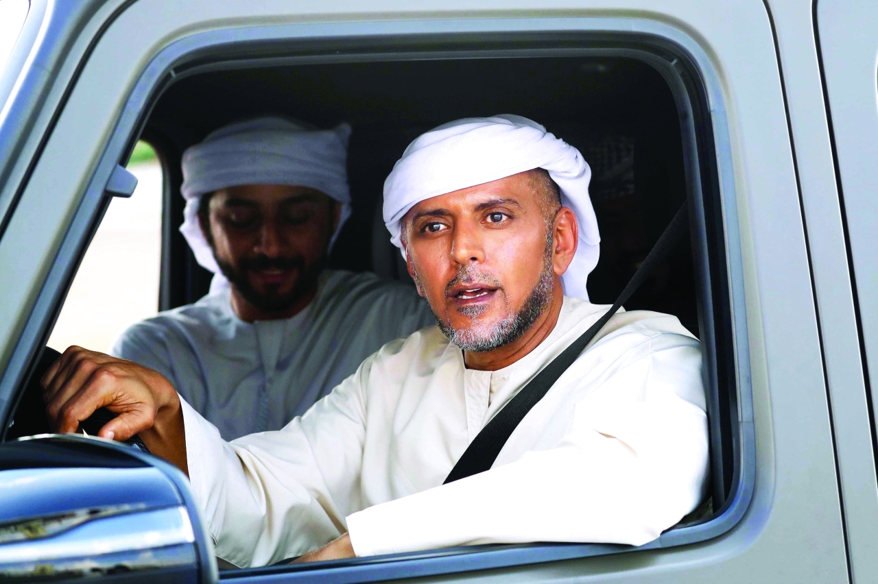 "منصور بن طحنون خلال متابعته للفعالية | البيان"