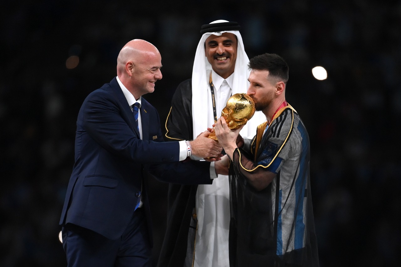  الأمير تميم يسلم ميسي كأس العالم