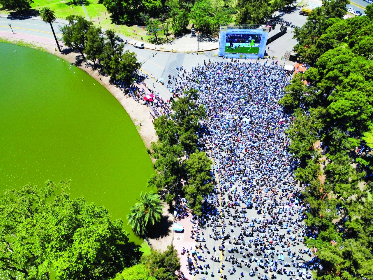 "Soccer Football - FIFA World Cup Final Qatar 2022 - Fans in Buenos Aires watch Argentina v France - Buenos Aires, Argentina - December 18, 2022  General view as Argentina fans watch the match on a screen REUTERS/Agustin Marcarian"