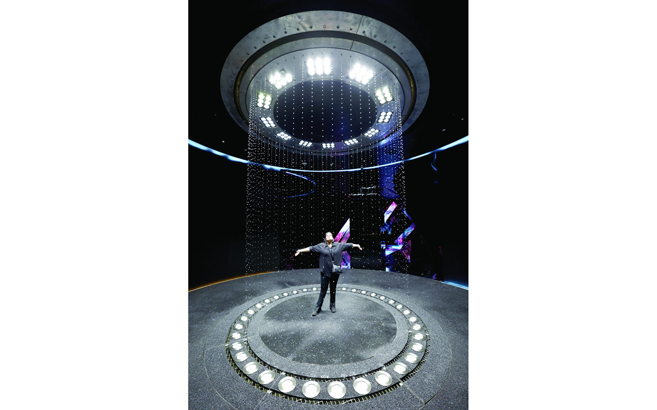 "المنتزه يحتضن مشاهد مليئة بملايين النجوم والأضواء المبهرة | تصوير : سالم خميس"