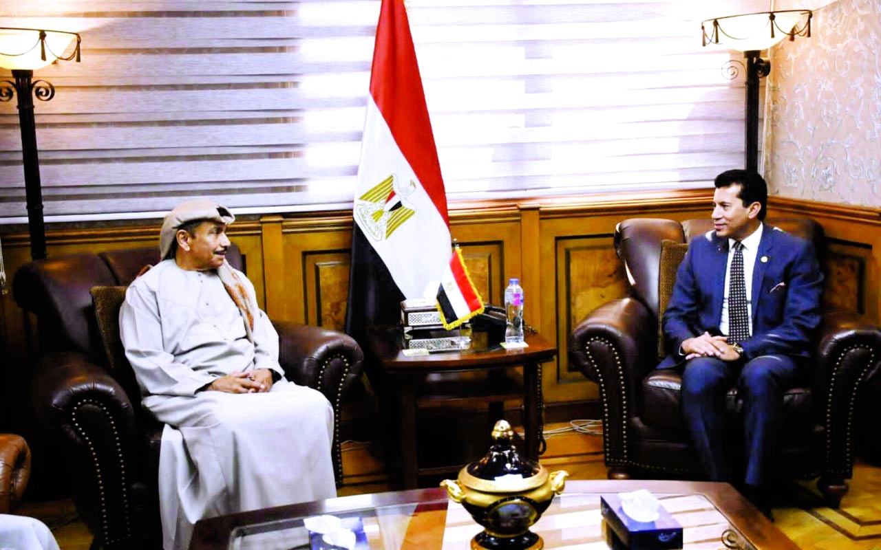 "محمد هلال الكعبي وأشرف صبحي خلال اللقاء | وام"