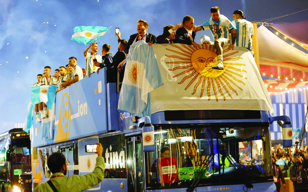 "أبطال العالم يجوبون شوارع الدوحة على متن حافلة مكشوفة | أ ف ب"