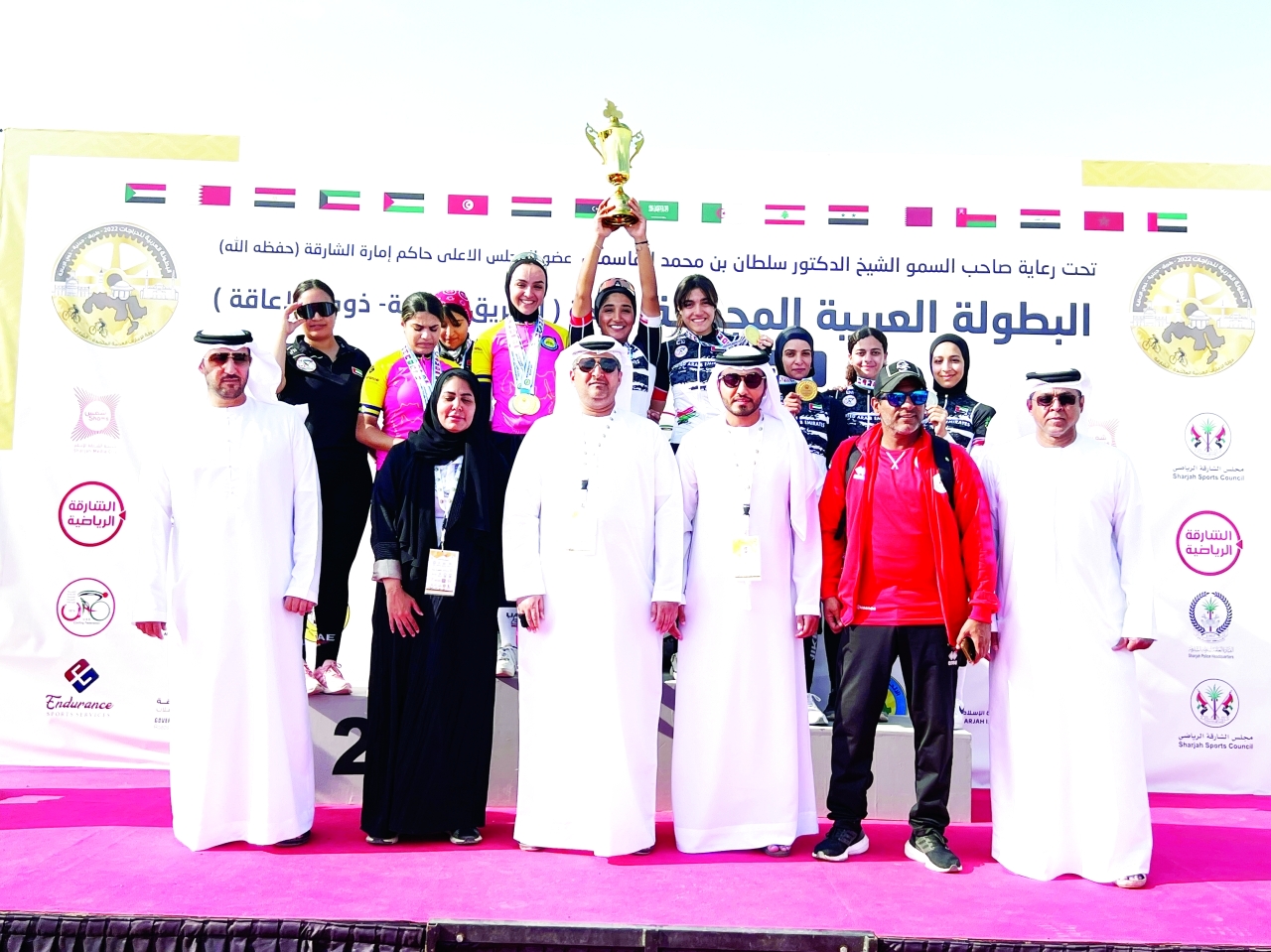 "منصور بوعصيبة يتوسط منتخب السيدات على منصة التتويج | من المصدر"