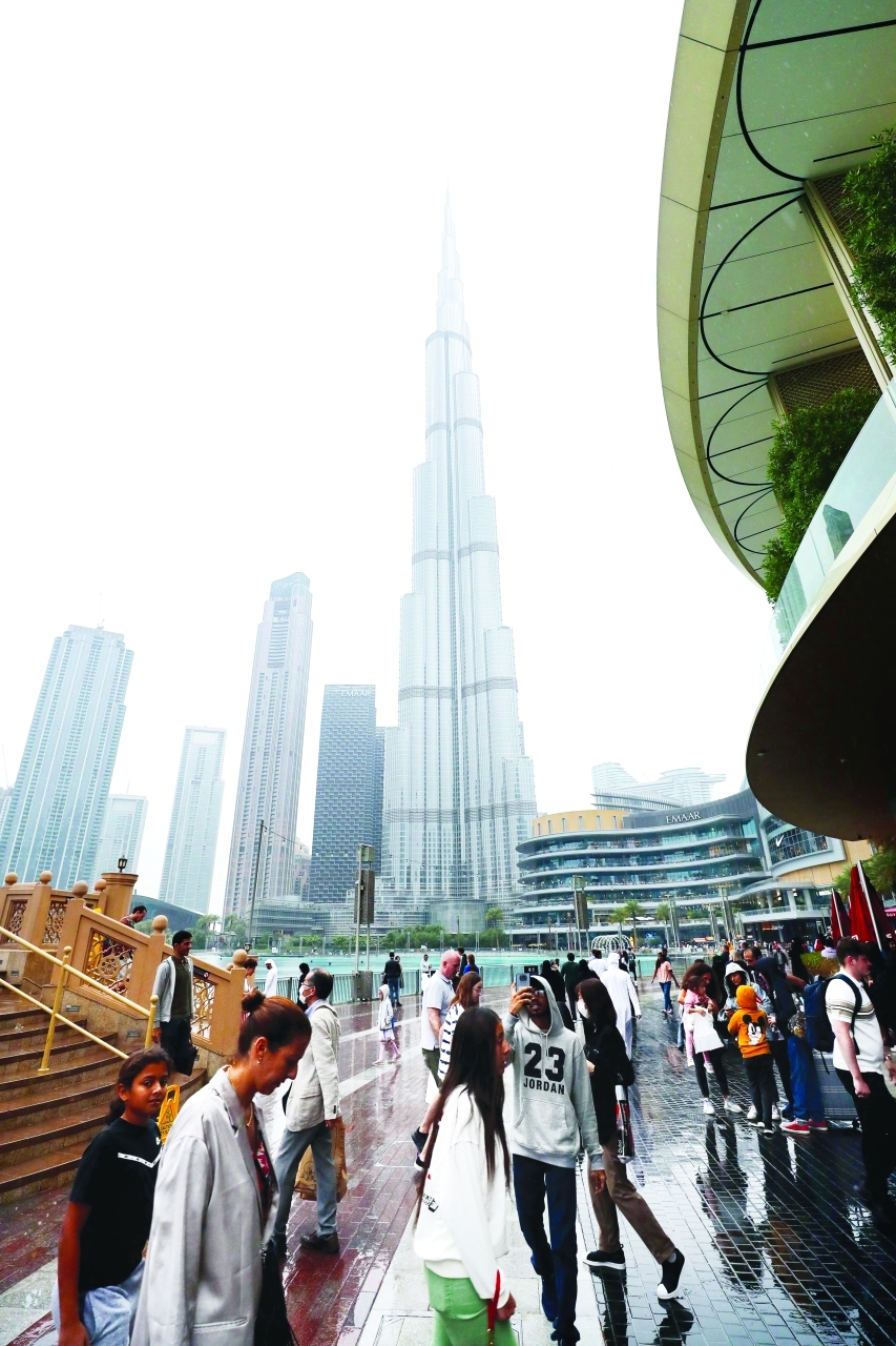 الأمطار تتساقط على الإمارات واستمرارها اليوم