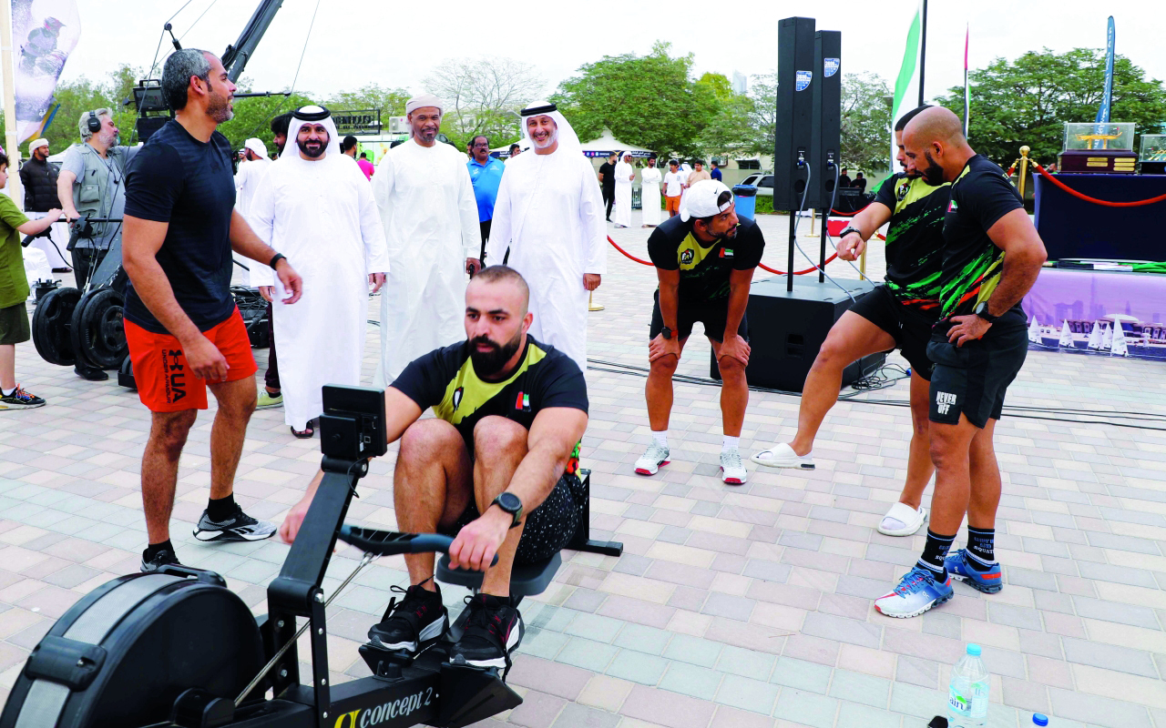 "سيف السويدي وخالد بن دسمال ومحمد الفلاحي خلال متابعتهم الفعالية | البيان"