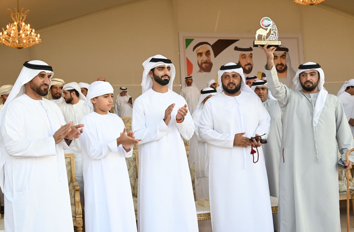 تتويج الفائزين بمزاينة الإبل في "مهرجان محمد بن زايد لسباقات الهجن"بعجمان
