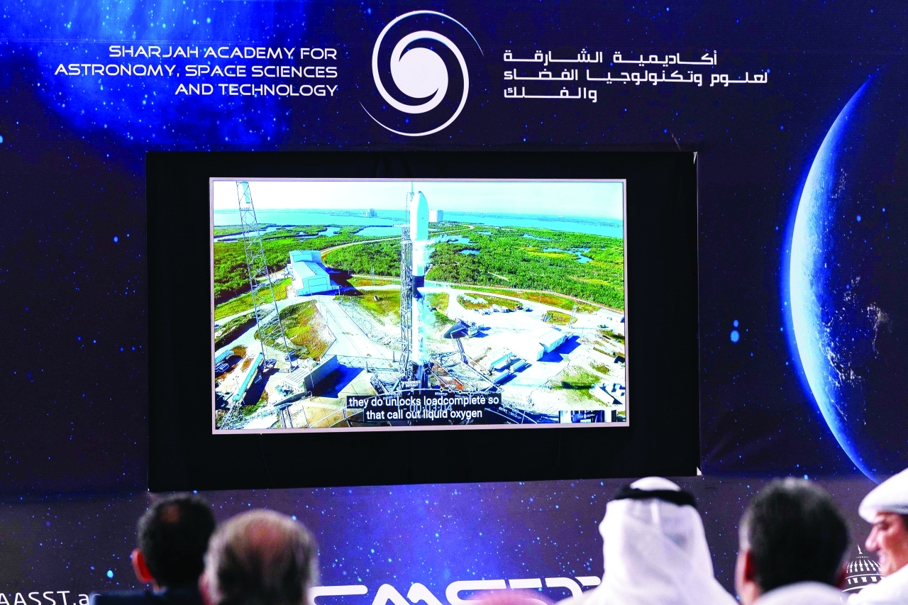 "خلال إطلاق القمر"