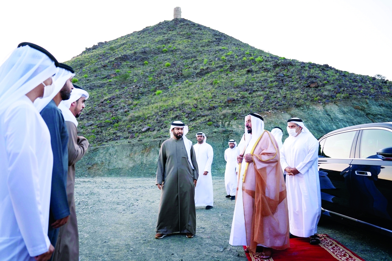 "حاكم الشارقة خلال زيارة برج جبل الشيخ"
