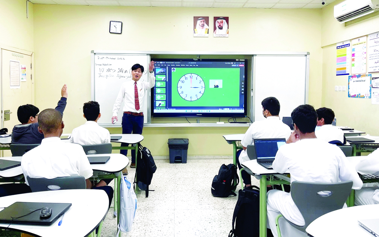 "خلال أحد دروس اللغة اليابانية | البيان"