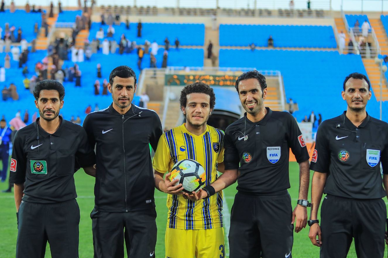 طاقم تحكيم سعودي لمباراة الإمارات والكويت في «خليجي 25»