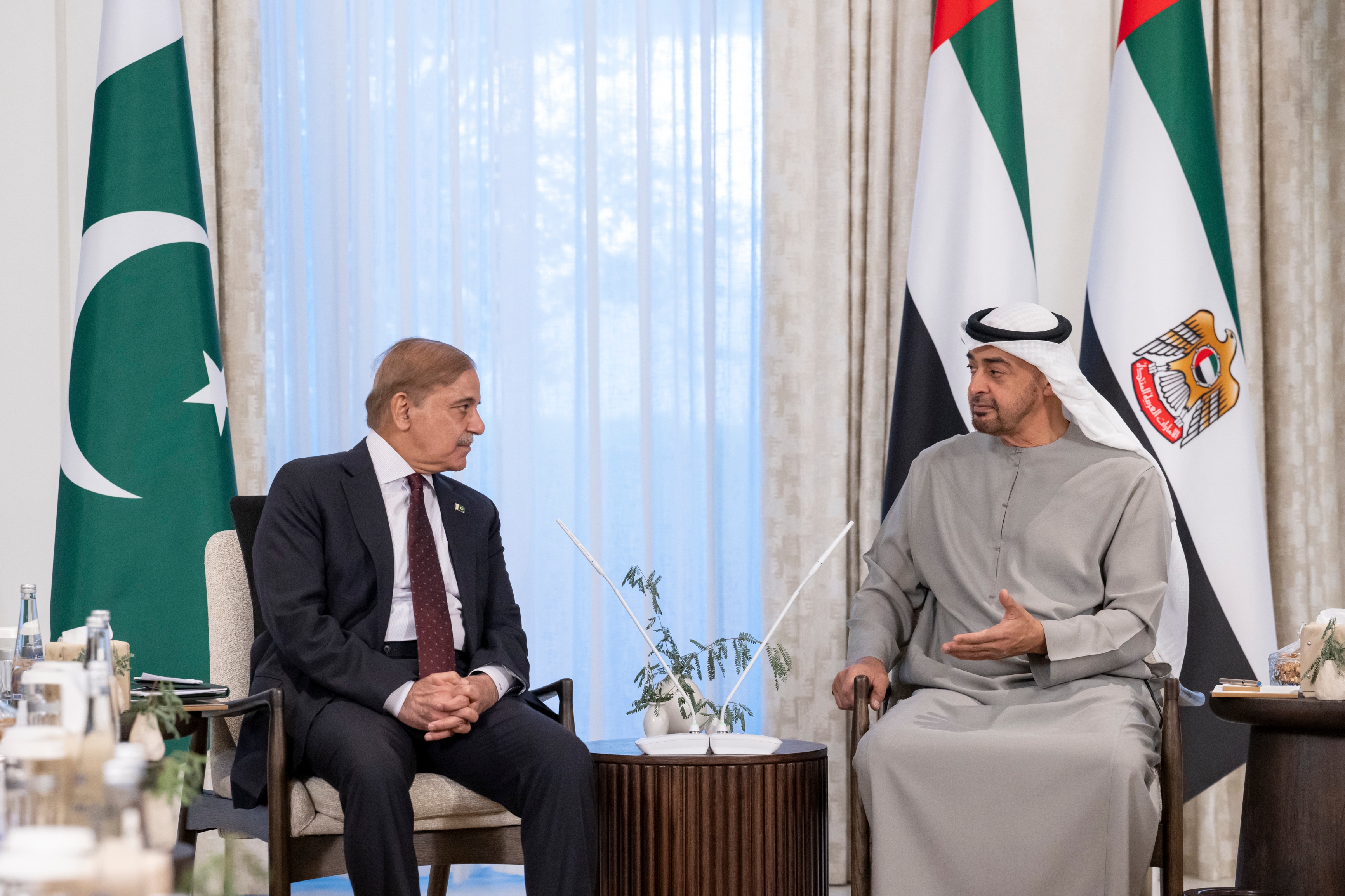 رئيس الدولة يبحث مع رئيس وزراء باكستان العلاقات الثنائية والقضايا الإقليمية والدولية