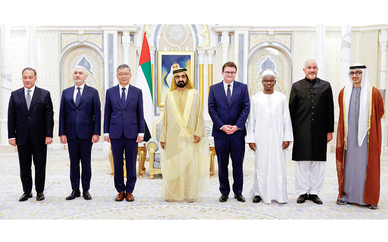 "محمد بن راشد وعبد الله بن زايد بحضور السفراء الجدد لدى الدولة: فيصل نياز ترمذي، فافا سانيانج، ايتيين بيرشتولد، يو جيه سونج، التشين باغيروف، وشريف محمود سيد | تصوير: خليفة اليوسف"
