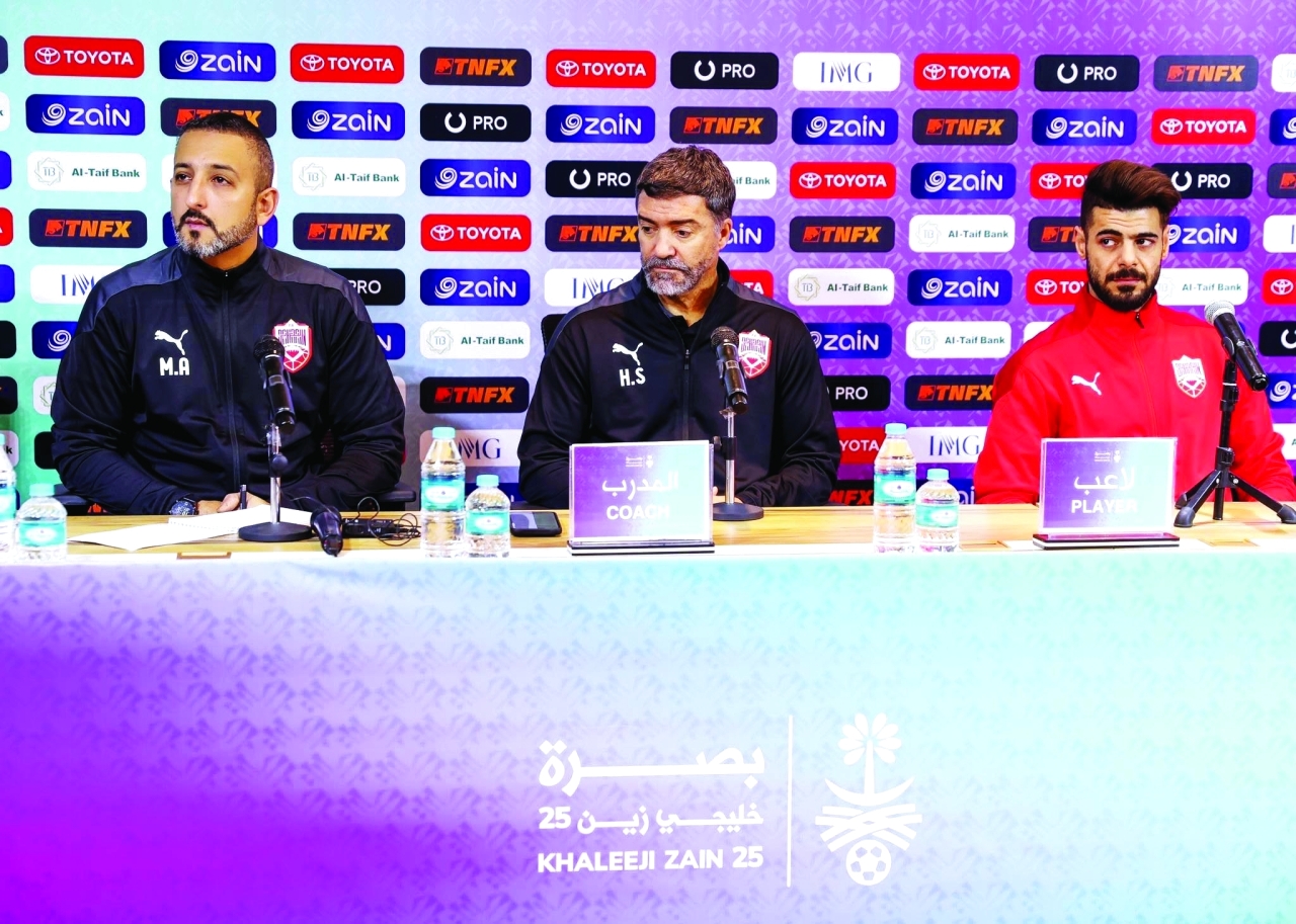 "هيليو سوزا يتوسط اللاعب وليد الحيام والمترجم خلال المؤتمر الصحافي | البيان"