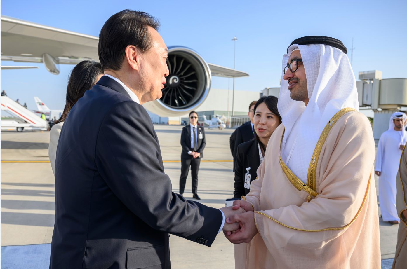 "سموه مصافحاً الرئيس الكوري"