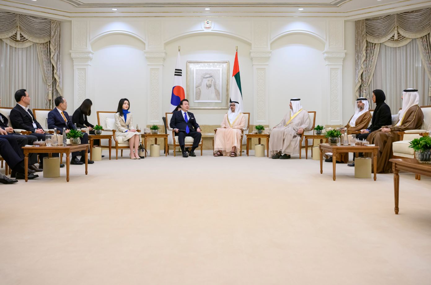 "عبدالله بن زايد خلال استقبال الرئيس الكوري وعقيلته بحضور سهيل المزروعي ونورة الكعبي وخلدون المبارك والوفد الكوري"