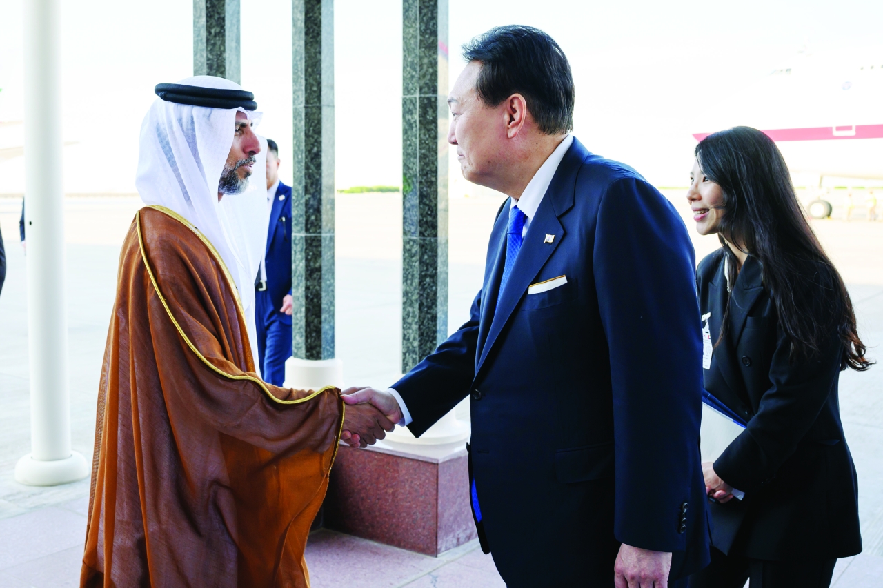 "الرئيس الكوري مصافحاً سهيل المزروعي"