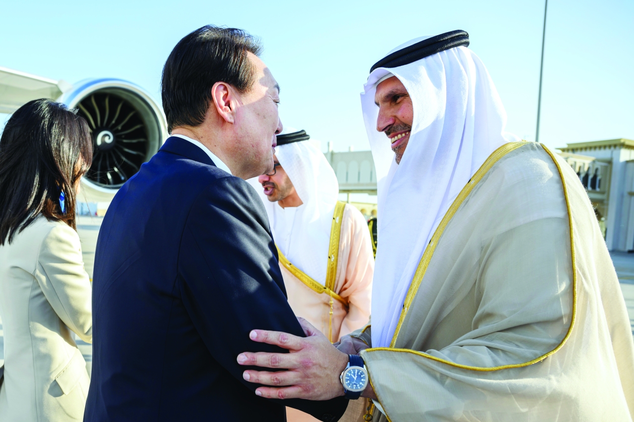 "الرئيس الكوري مصافحاً خلدون المبارك"