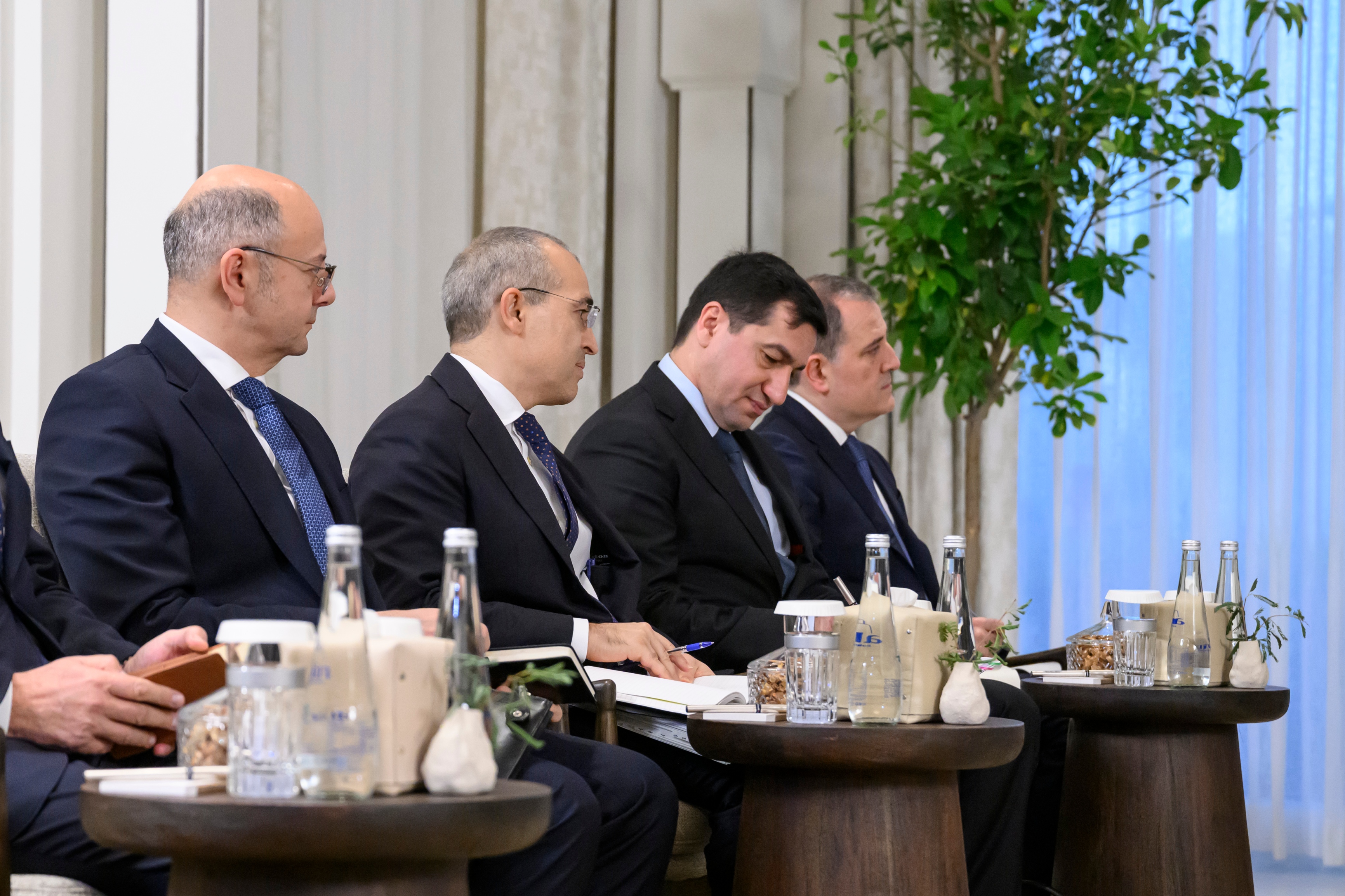 "الوفد الاذربيجاني خلال اللقاء"