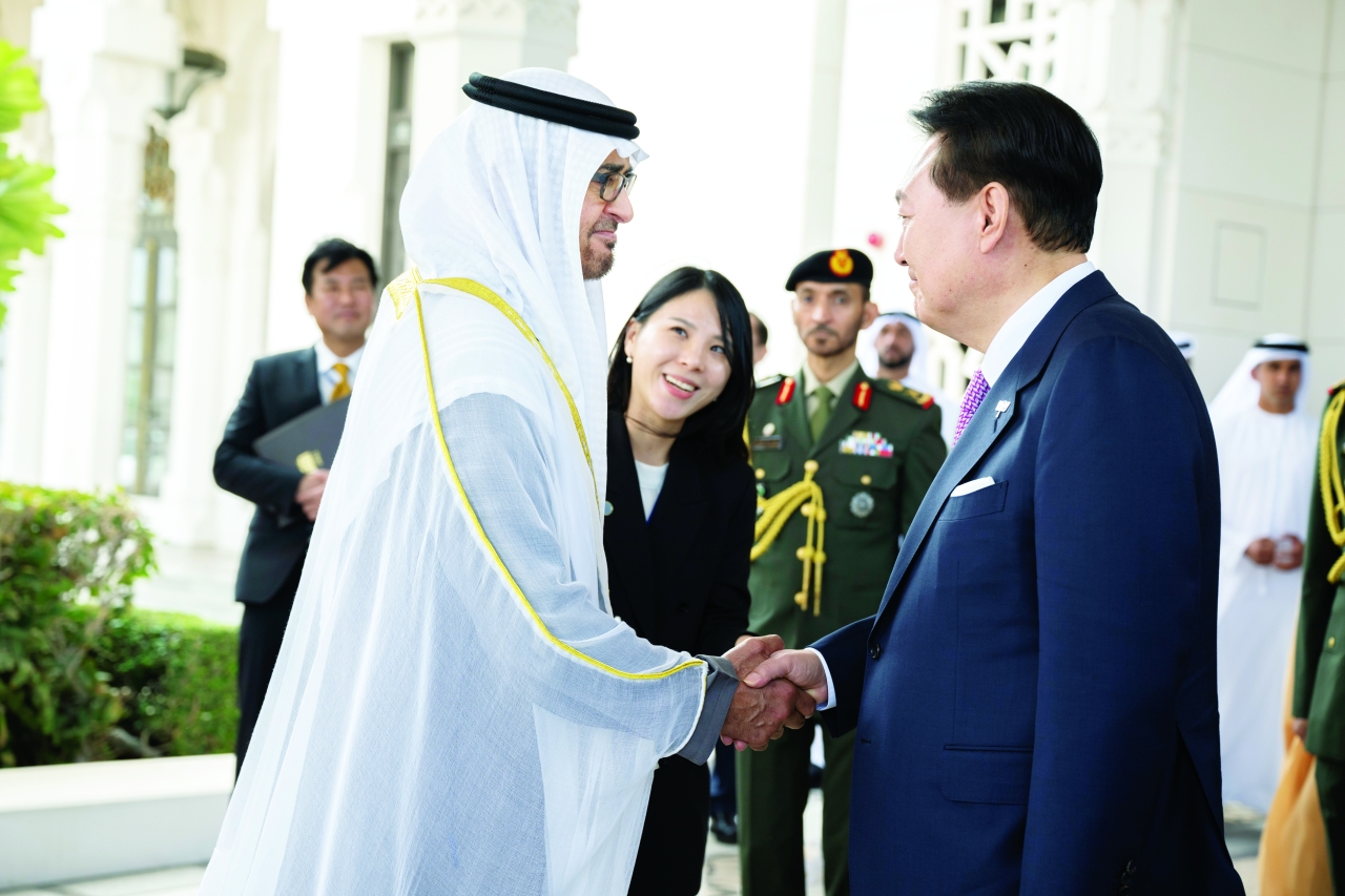 "محمد بن زايد مصافحاً الرئيس الكوري"