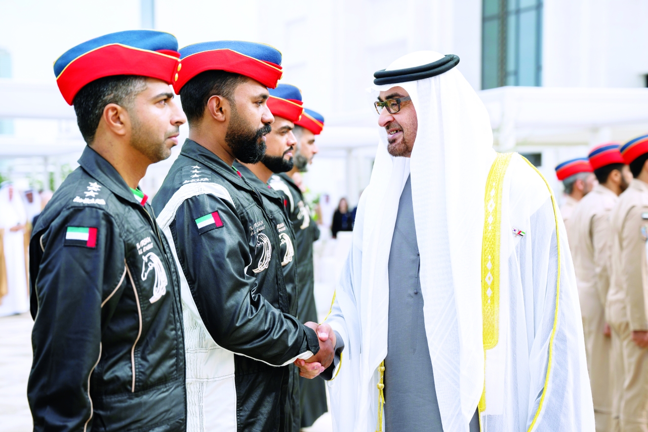"سموه مصافحاً أعضاء فريق فرسان الإمارات"