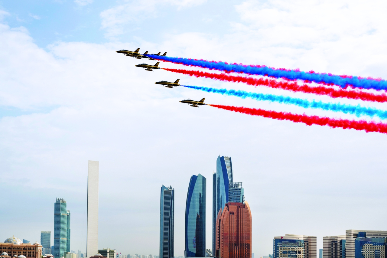 "جانب من العروض الجوية لفرسان الإمارات"