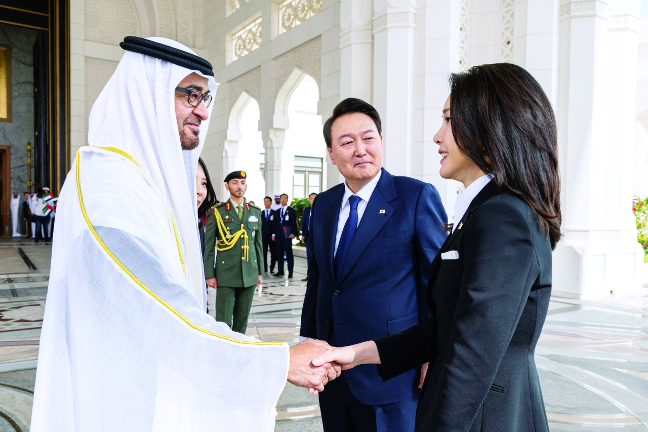 "محمد بن زايد بحضور الرئيس الكوري مصافحاً كيم كيون هي"