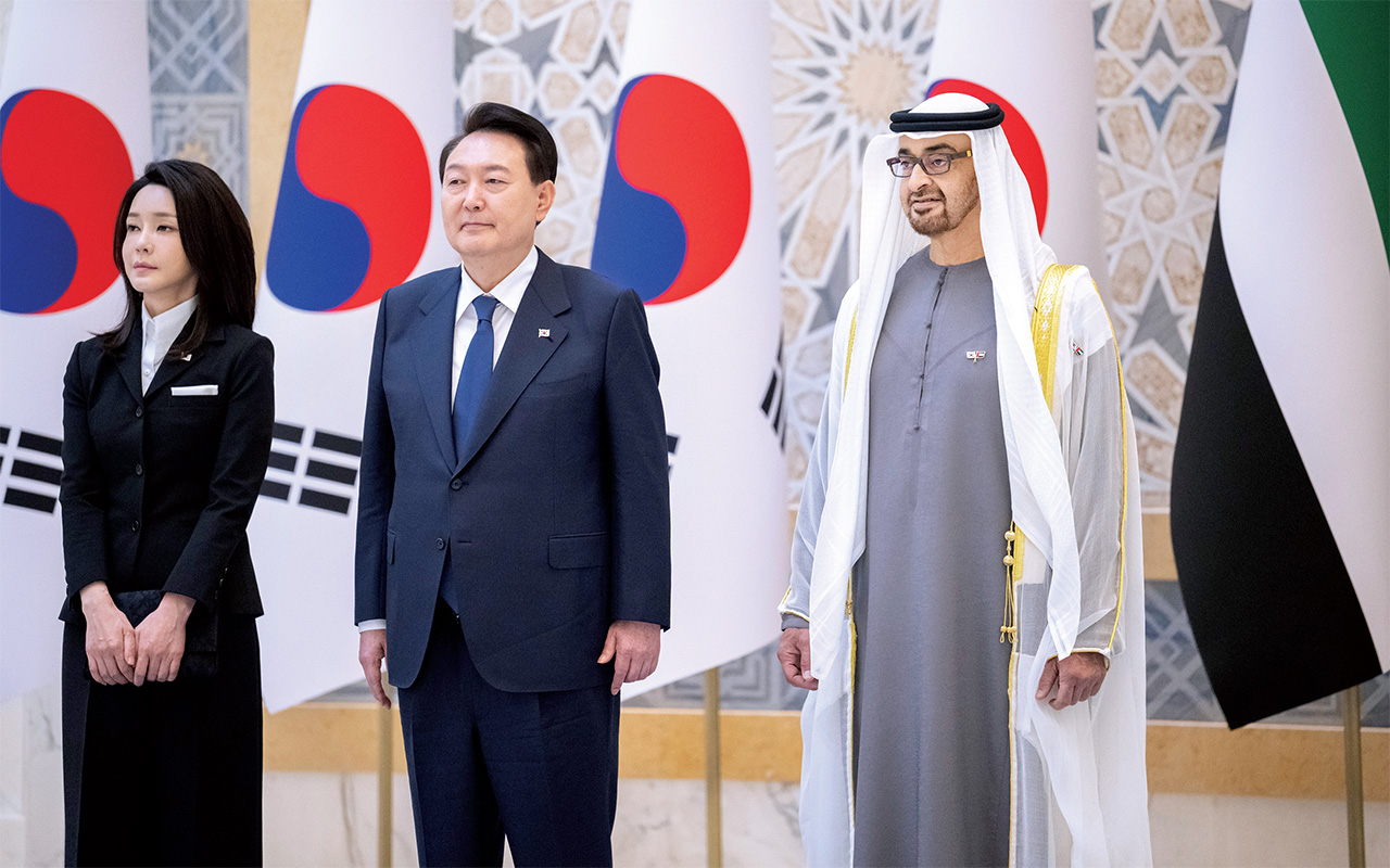 "محمد بن زايد والرئيس الكوري وقرينته خلال مراسم الاستقبال"