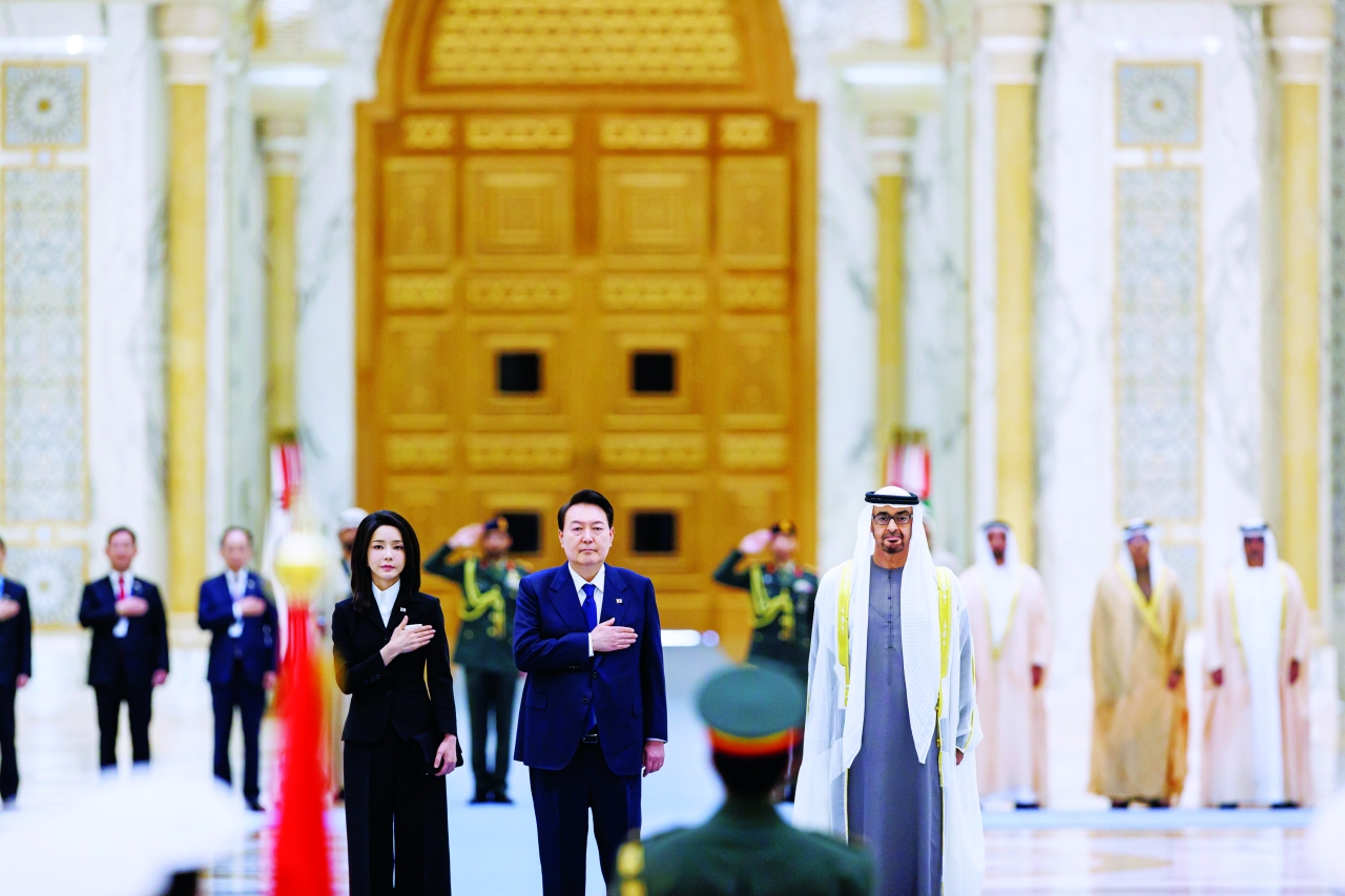 "محمد بن زايد والرئيس الكوري خلال عزف النشيد الوطني للبلدين"