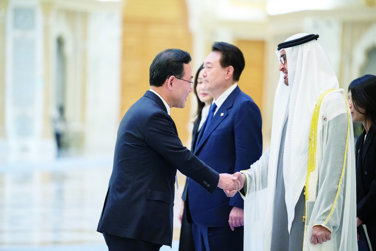 "محمد بن زايد مرحباً بالوفد الكوري"