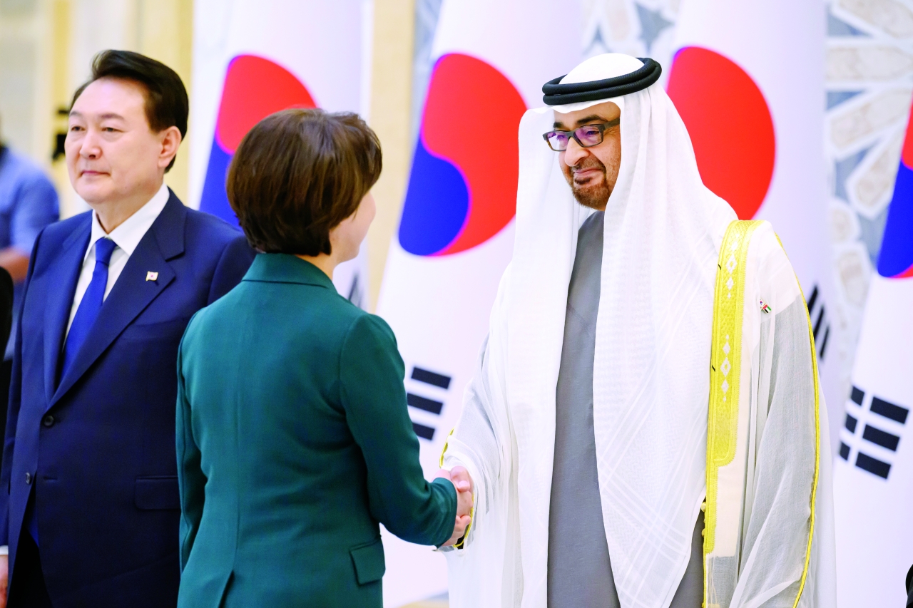 "محمد بن زايد بحضور يون سيوك يول مرحباً بالوفد الزائر"