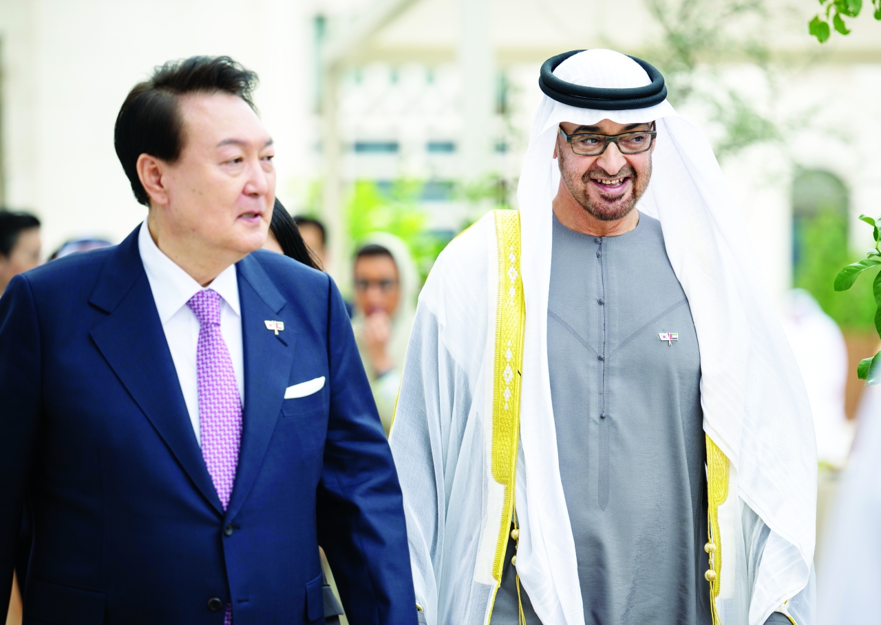 "محمد بن زايد خلال استقباله الرئيس الكوري"