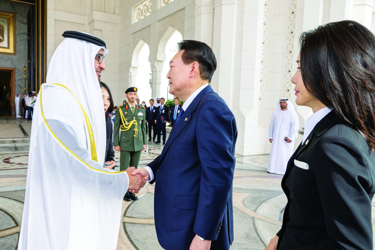 "محمد بن زايد خلال استقبال الرئيس الكوري"