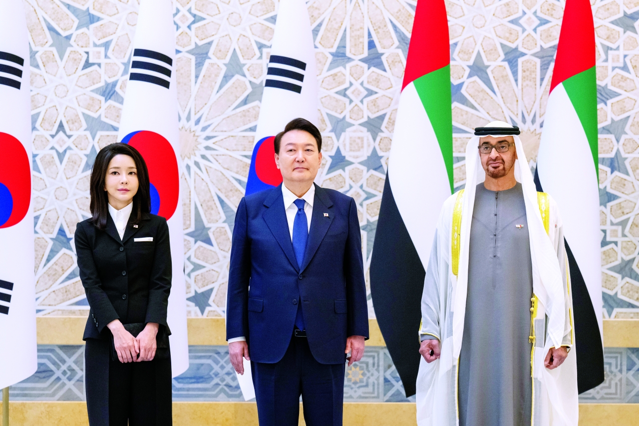 "سموه ويون سيوك يول وكيم كيون خلال المراسم"